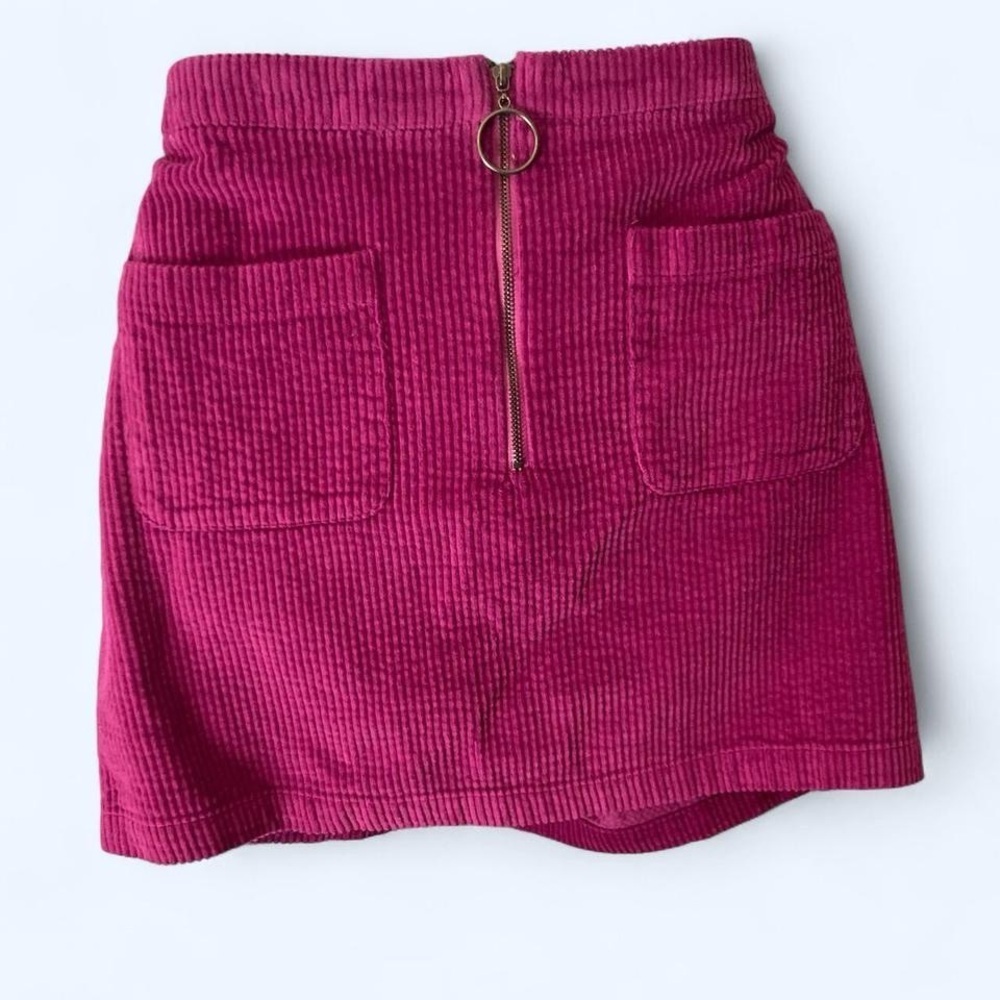 Pink corduroy mini skirt with pockets and zipper detail. Size: M